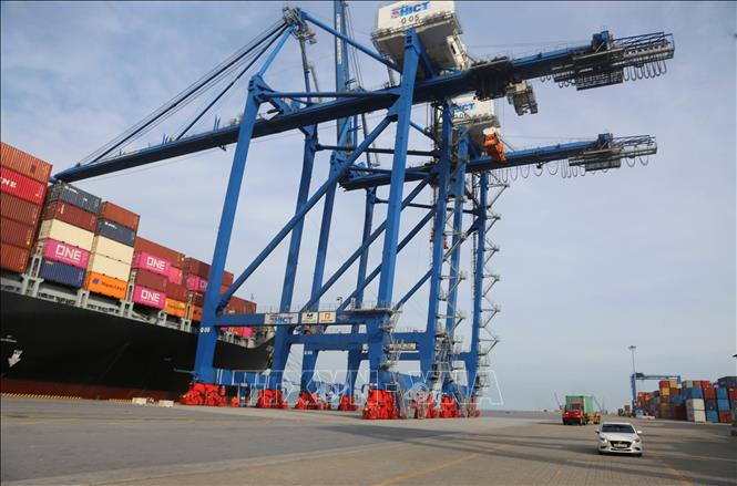 Tàu vận chuyển hàng hóa xuất nhập khẩu từ khu vực miền Bắc sẽ đi thẳng tới Châu Âu, Châu Mỹ, không phải qua trung chuyển như trước đây. Ảnh: Minh Thu - TTXVN