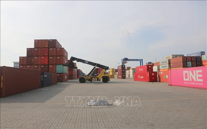 Bốc xếp hàng hóa tại bến cảng của Công ty TNHH Cảng Container Quốc tế Tân cảng Hải Phòng. Ảnh: Minh Thu - TTXVN