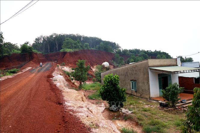 Một căn nhà ở Tổ 1, Thôn 5, xã Đức Liễu, huyện Bù Đăng (Bình Phước) đang xuống cấp nhưng không được sửa chữa do vướng quy hoạch bô-xít theo Quyết định số 866/QĐ-TTg. Ảnh: Hồng Đạt - TTXVN
