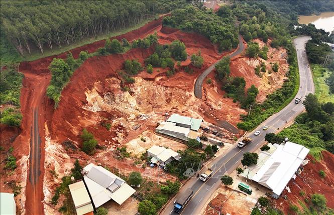 Khu vực Tổ 1, Thôn 5, xã Đức Liễu, huyện Bù Đăng (Bình Phước) nằm dưới đồi núi mưa xuống ảnh hưởng công trình nhà cửa của người dân nhưng hiện không được sửa chữa, thi công do nằm trong vùng quy hoạch bô-xít. Ảnh: Hồng Đạt - TTXVN
