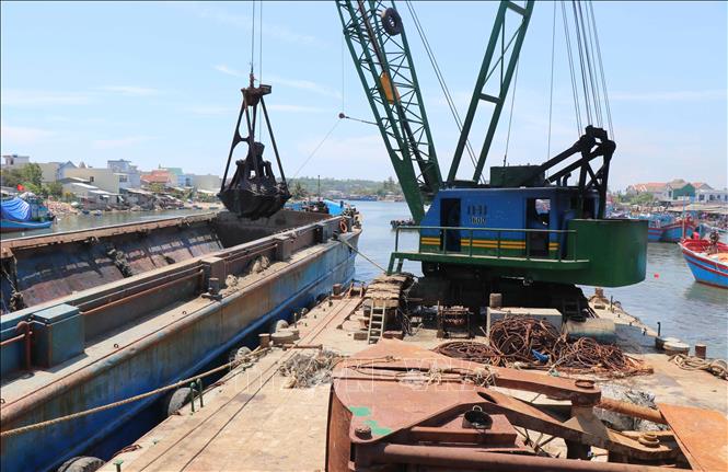 Thi công nạo vét luồng hàng hải Sa Kỳ. Ảnh: Phạm Cường-TTXVN