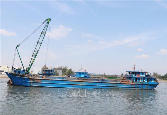 Thi công nạo vét luồng Hàng hải Sa Kỳ. Ảnh: Phạm Cường-TTXVN