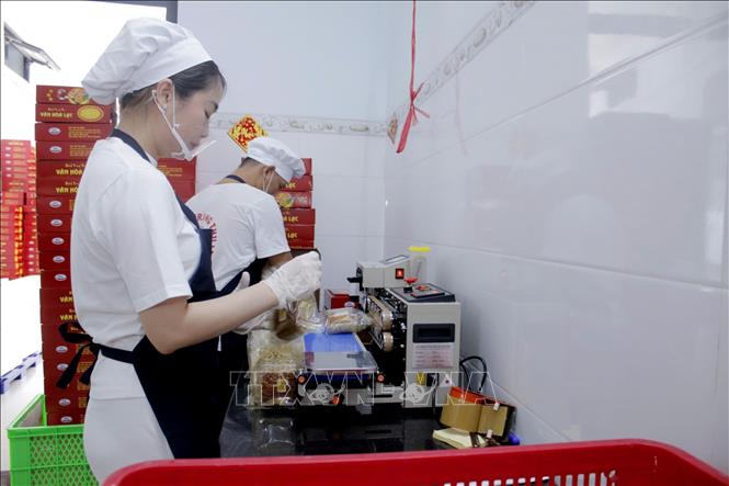 Sản xuất bánh trung thu tại một cơ sở ở thị trấn Long Điền, huyện Long Điền. Ảnh: Hoàng Nhị - TTXVN