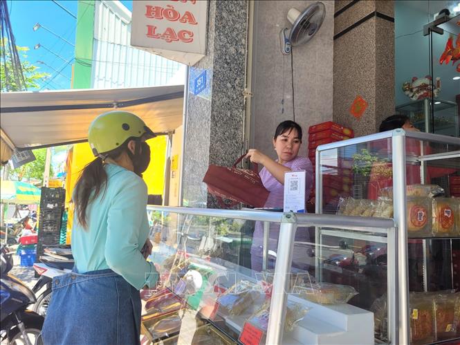 Khách hàng mua bánh trung thu tại cơ sở sản xuất bánh trung thu Văn Hòa Lạc, thị trấn Long Điền, tỉnh Bà Rịa-Vũng Tàu. Ảnh: Hoàng Nhị - TTXVN

