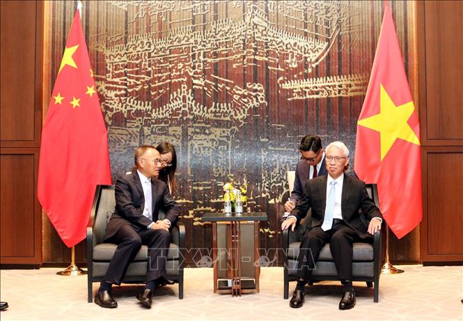 Vietnamese Ambassador Pham Sao Mai meets with Chinese Deputy Foreign Minister Chen Xiaodon. VNA Photo: Thành Dương 