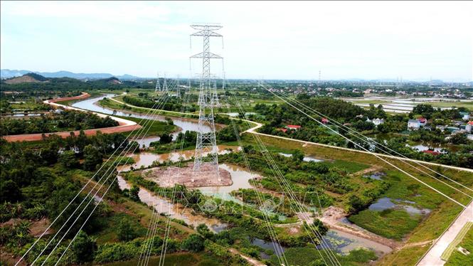 Đường dây 500kV qua địa bàn huyện Nga Sơn, tỉnh Thanh Hóa. Ảnh: Huy Hùng – TTXVN
