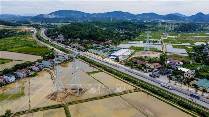 Dự án đường dây 500kV Quỳnh Lưu – Thanh Hóa có chiều dài 92 km, đi qua địa bàn các tỉnh Nghệ An và Thanh Hóa đóng điện ngày 19/8/2024. Ảnh: Huy Hùng – TTXVN
