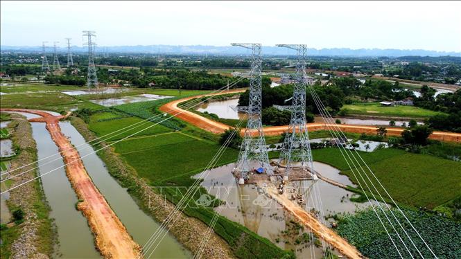 Đường dây 500kV mạch 3 Quảng Trạch - Phố Nối có tổng chiều dài khoảng 519km, tổng mức đầu tư khoảng 22.300 tỉ đồng. Ảnh: Huy Hùng – TTXVN
