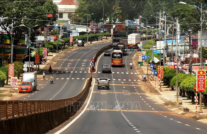Quốc lộ 14, đoạn qua trung tâm thị trấn Đức Phong (Bù Đăng, Bình Phước) có 6 làn xe. Ảnh: Hồng Đạt - TTXVN