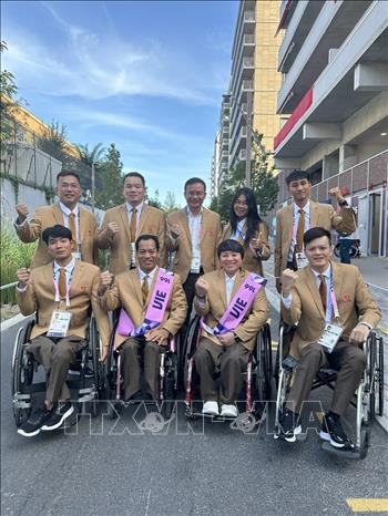 Đoàn thể thao người khuyết tật Việt Nam tham dự lễ khai mạc Paralympic Paris 2024. Ảnh: TTXVN phát