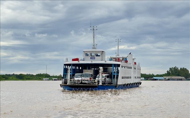 Phà An Hoà đưa khách vượt sông Hậu từ huyện Chợ Mới (An Giang) qua thành phố Long Xuyên, tỉnh An Giang. Ảnh: Thanh Sang - TTXVN