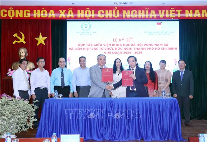 Ký thỏa thuận hợp tác giữa Liên hiệp các tổ chức hữu nghị TP. Hồ Chí Minh và Viện Khoa học xã hội Vùng Nam Bộ trong công tác đối ngoại nhân dân giai đoạn 2024-2028. Ảnh: Xuân Khu-TTXVN