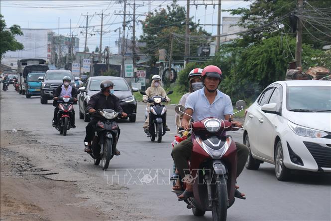 Tuyến Quốc lộ 62 hiện đã quá tải do lưu lượng giao thông ngày càng tăng cao, mặt đường nhỏ hẹp, nhiều đoạn xuống cấp nghiêm trọng. Ảnh: Bùi Giang - TTXVN