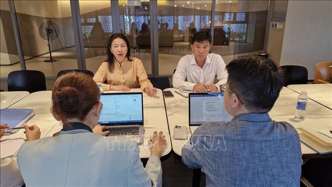 Bà Trần Thị Thu Hiền, Phó Giám đốc Sở Du lịch thị sát các cơ sở lưu trú, chuẩn bị công tác đón, phục vụ khách dịp lễ 2/9. Ảnh: Huỳnh Sơn-TTXVN