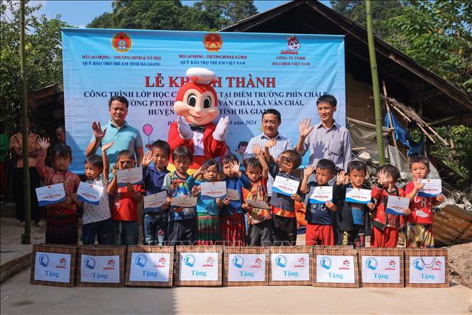 Công ty Jollibee Việt Nam tặng 52 suất học bổng (1 triệu đồng/suất) và 100 bộ đồ dùng học tập cho học sinh tại điểm trường Phìn Chải B và điểm trường Đăng Vai thuộc Trường PTDTBT TH&THCS Vần Chải. Ảnh: Hoàng Hiếu - TTXVN