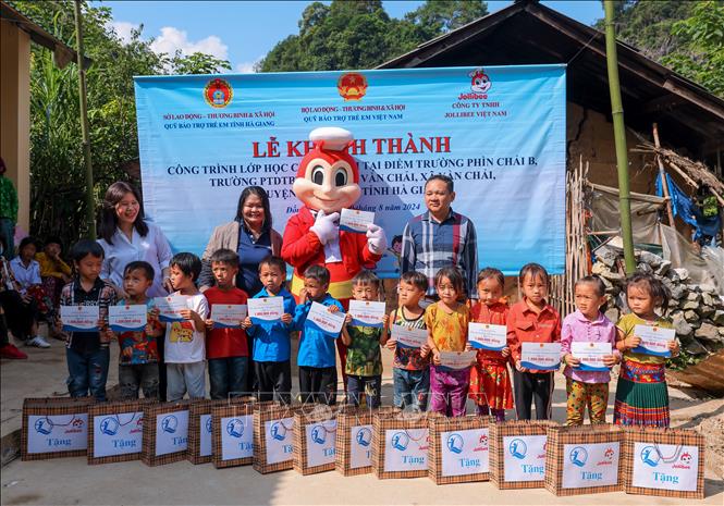 Công ty Jollibee Việt Nam đã tặng 52 suất học bổng (1 triệu đồng/suất) và 100 bộ đồ dùng học tập cho học sinh tại điểm trường Phìn Chải B và điểm trường Đăng Vai thuộc Trường PTDTBT TH&THCS Vần Chải. Ảnh: Hoàng Hiếu - TTXVN
