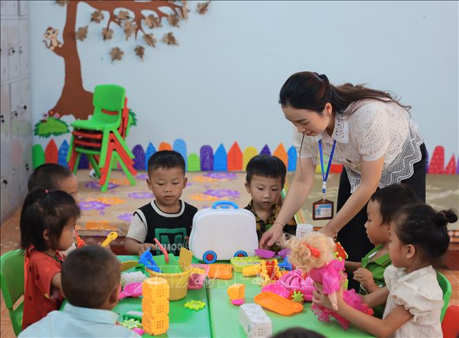 Giáo viên và học snh lớp 5 tuổi trường mầm non Vần Chải (Đồng Văn) sẵn sàng đón năm học mới 2024 - 2025. Ảnh: Hoàng Hiếu - TTXVN