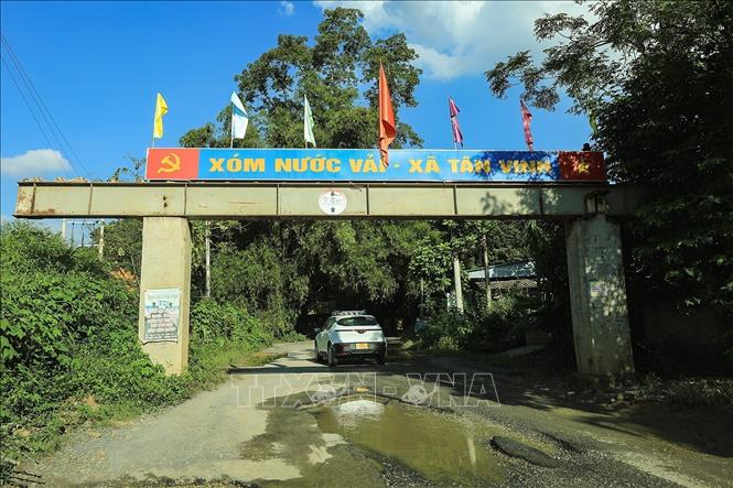 Đường giao thông liên xóm từ xóm Nước Vải đi xóm Rụt, xã Tân Vinh (Lương Sơn, Hòa Bình) bị xuống cấp nghiêm trọng. Ảnh: Trọng Đạt – TTXVN