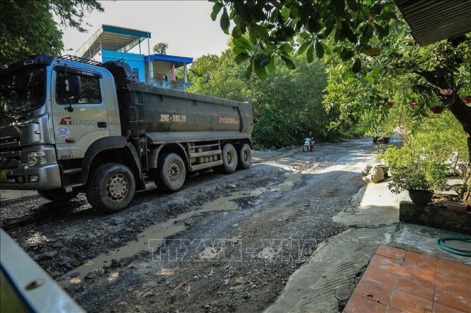 Xe trọng tải lớn chở đất đá là nguyên nhân gây hư hỏng đường giao thông liên xóm từ xóm Nước Vải đi xóm Rụt, xã Tân Vinh (Lương Sơn, Hòa Bình). Ảnh: Trọng Đạt – TTXVN