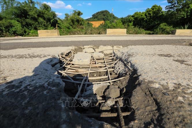 Những vết nứt vỡ hư hỏng nghiêm trọng trên cầu ngầm qua suối trên địa phận xóm Nước Vải, xã Tân Vinh (Lương Sơn, Hòa Bình). Ảnh: Trọng Đạt – TTXVN