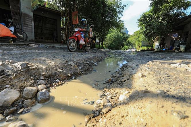 Đường giao thông liên xóm từ xóm Nước Vải đi xóm Rụt, xã Tân Vinh (Lương Sơn, Hòa Bình) bị xuống cấp nghiêm trọng. Ảnh: Trọng Đạt – TTXVN