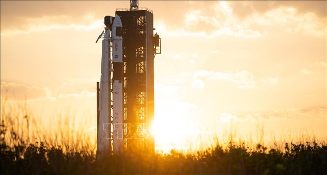 (Tư liệu) Tên lửa đẩy Falcon 9 của SpaceX trên bệ phóng tại Trung tâm vũ trụ Kennedy ở Florida, Mỹ. Ảnh: THX/TTXVN