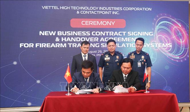 CEO of VHT Nguyen Vu Ha (L) and CEO of ContactPoint Cesar J. Manuel Jr. sign the contract. VNA Photo: Lê Dương