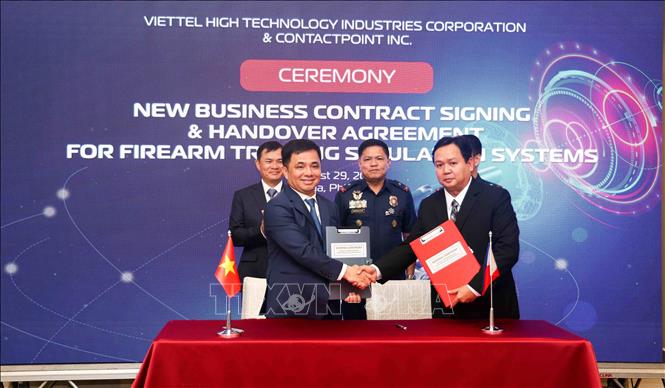 CEO of VHT Nguyen Vu Ha (L) and CEO of ContactPoint Cesar J. Manuel Jr. sign the contract. VNA Photo: Lê Dương