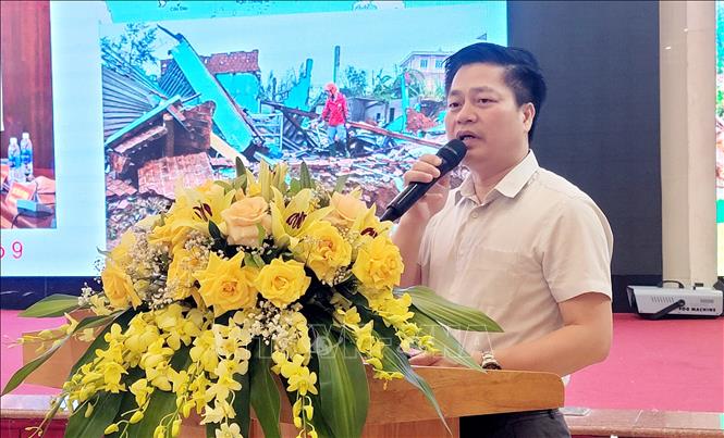 Ông Đặng Văn Hải, Trưởng phòng ứng phó và Khắc phục hậu quả thiên tai (Cục Quản lý đê điều và Phòng, chống thiên tai) trình bày tham luận tại Diễn đàn. Ảnh: Tá Chuyên – TTXVN