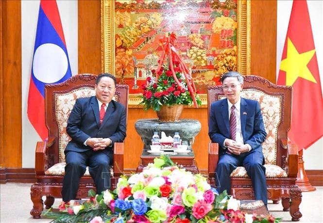 Ông Laopaosong Navongxay (trái), Phó Trưởng Ban Tuyên huấn Trung ương Đảng NDCM Lào đến chúc mừng. Ảnh: TTXVN phát