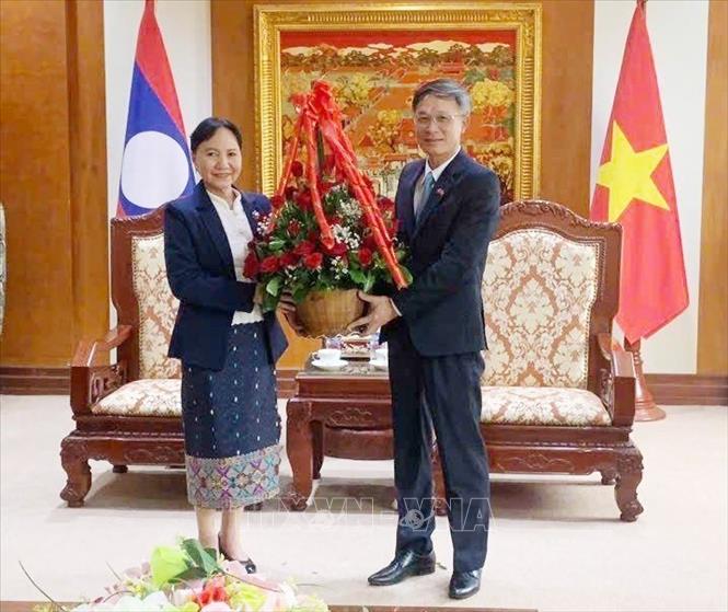 Bà Inlavanh Keobounphanh (trái), Phó Chủ tịch Mặt trận Lào xây dựng đất nước đến chúc mừng. Ảnh: TTXVN phát