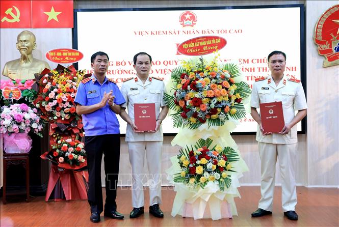 Phó Viện trưởng Viện kiểm sát nhân dân tối cao Nguyễn Duy Giảng trao quyết định bổ nhiệm cho ông Phạm Viết Vượng (thứ 2 từ trái sang) và ông Vũ Xuân Đông (ngoài cùng bên phải). Ảnh: Thế Duyệt - TTXVN