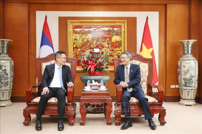 Ông Valaxay Lengsavath, Phó Trưởng Ban Ban Đối ngoại Trung ương Đảng NDCM Lào (trái) dẫn đầu đoàn tới chúc mừng. Ảnh: Xuân Tú - PV TTXVN tại Lào