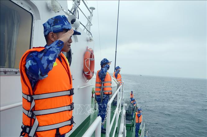 Cảnh sát biển Việt Nam - Trung Quốc tuần tra chung trên vùng biển phía Bắc Vịnh Bắc Bộ. Ảnh: TTXVN