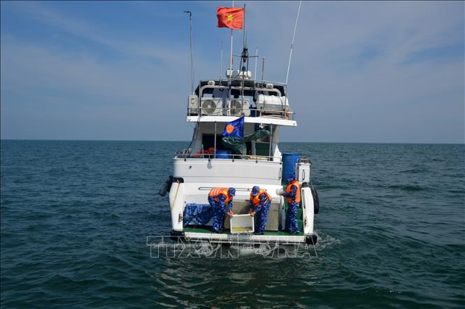 Cảnh sát biển Việt Nam - Trung Quốc tuần tra chung trên vùng biển phía Bắc Vịnh Bắc Bộ. Ảnh: TTXVN