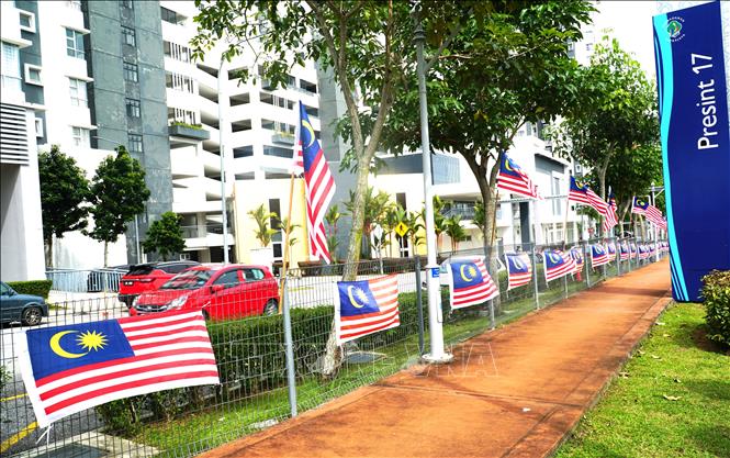 Quốc kỳ mới được treo trước khu trung cư tại đường 17 Putrajaya. Ảnh: Hằng Linh-PV TTXVN tại Kuala Lumpur 
