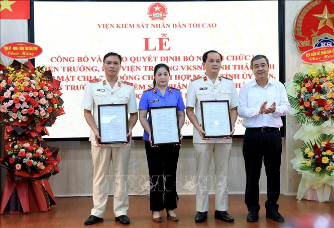 Bí thư Tỉnh ủy Thái Bình Ngô Đông Hải trao quyết định của Ban Thường vụ Tỉnh ủy Thái Bình chỉ định Bí thư, Phó Bí thư, Ủy viên Ban cán sự đảng Viện kiểm sát nhân dân tỉnh Thái Bình. Ảnh: Thế Duyệt - TTXVN
