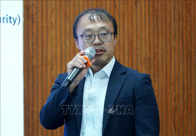 Choi One-Hui, CEO of Korea's Pioneer Company, speaks at the workshop. VNA Photo: Quốc Dũng