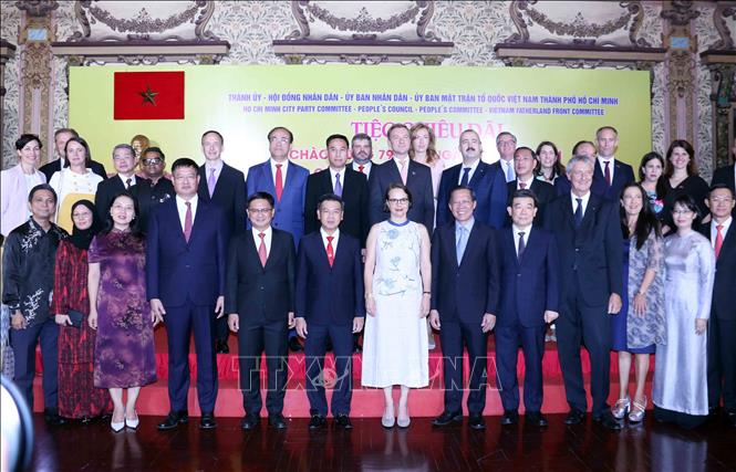 Lãnh đạo Thành phố Hồ Chí Minh chụp ảnh lưu niệm cùng các Tổng lãnh sự, đại diện cơ quan ngoại giao các nước tại Thành phố Hồ Chí Minh. Ảnh: Xuân Khu-TTXVN