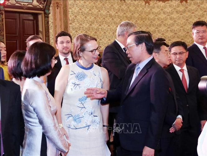 Chủ tịch UBND Thành phố Hồ Chí Minh  Phan Văn Mãi trao đổi với bà Josefine Wallat, Tổng Lãnh sự Đức tại Thành phố Hồ Chí Minh, Trưởng Lãnh sự đoàn tại Thành phố Hồ Chí Minh tại buổi chiêu đãi. Ảnh: Xuân Khu-TTXVN
