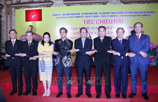Lãnh đạo Thành phố Hồ Chí Minh chụp ảnh lưu niệm cùng một số Tổng lãnh sự các nước ASEAN tại Thành phố Hồ Chí Minh. Ảnh: Xuân Khu-TTXVN