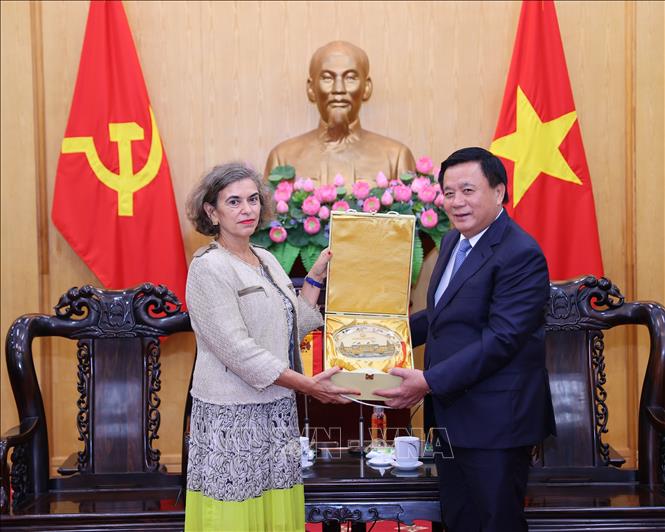 Politburo member, President of the Ho Chi Minh National Academy of Politics (HCMA) Nguyen Xuan Thang presents a gift to new Spanish Ambassador to Vietnam Carmen Cano de Lasala. VNA Photo: Văn Điệp