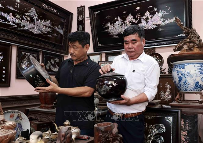 Gian trưng bày sản phẩm của gia đình Nghệ nhân quốc gia Nguyễn Đình Hải ở làng nghề Chuôn Ngọ. Ảnh: Trần Việt - TTXVN