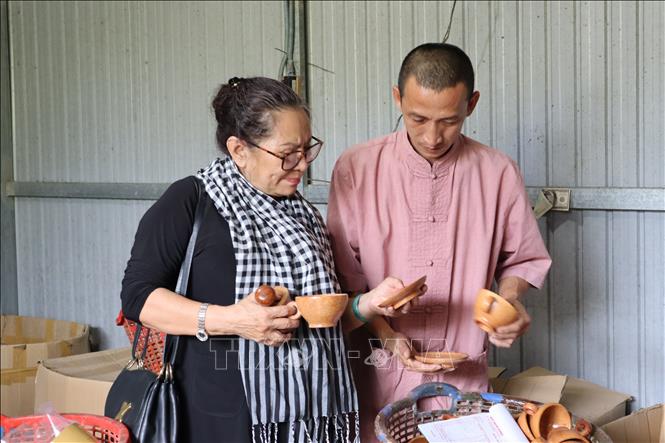 Household, fine art and handicraft products made from coconut wood in the Mekong Delta province of Ben Tre. VNA Photo: Xuân Anh