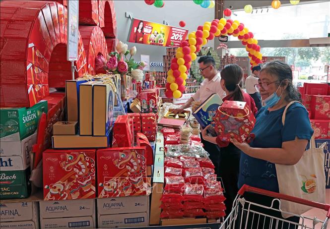 Khách hàng mua sắm tại siêu thị WinMart Thăng Long. Ảnh: Trần Việt - TTXVN