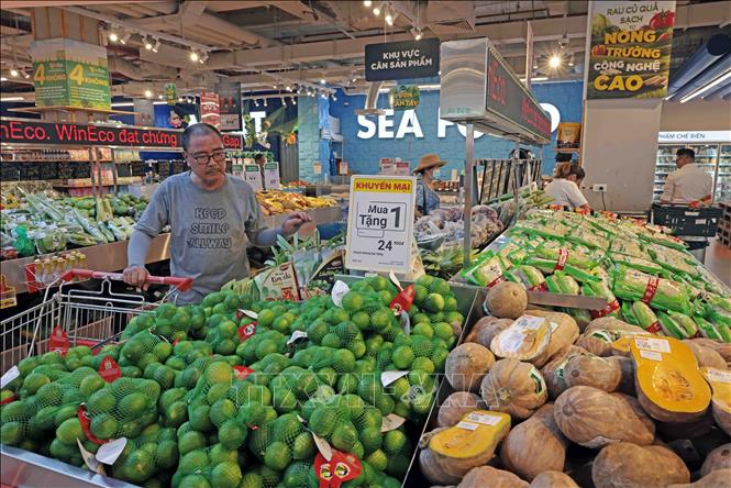 Khách hàng mua sắm tại Siêu thị WinMart Thăng Long. Ảnh: Trần Việt - TTXVN
