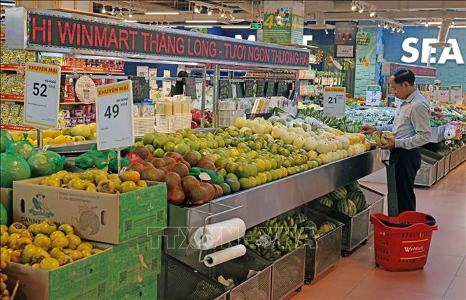 Khách hàng mua sắm tại Siêu thị WinMart Thăng Long. Ảnh: Trần Việt - TTXVN