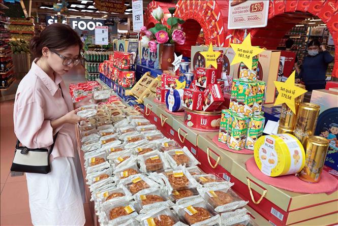 Khách hàng mua sắm tại Siêu thị WinMart Thăng Long. Ảnh: Trần Việt - TTXVN