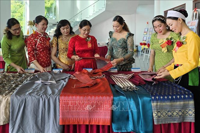 Trưng bày trang phục của đồng bào các dân tộc thiểu số tại tỉnh Cà Mau. Ảnh: Kim Há - TTXVN