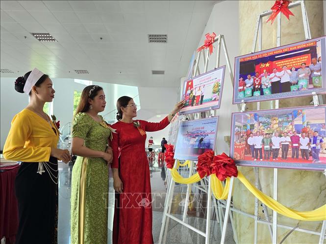 Trưng bày hình ảnh giới thiệu một số thành tựu nổi bật về phát triển văn hóa, kinh tế - xã hội vùng đồng bào dân tộc thiểu số ở Cà Mau. Ảnh: Kim Há - TTXVN